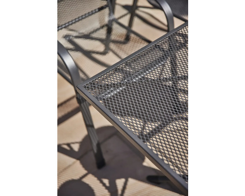 Detailansicht eines Gartentisches mit Gittermusterplatte.