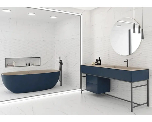 Modernes Badezimmer mit freistehender Badewanne, Waschtisch und Spiegel