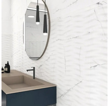 Modernes Badezimmer mit Waschbeckenunterschrank, ovalem Spiegel und Wandfliesen in Marmoroptik