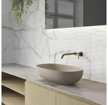 Badezimmer mit Waschtisch, Aufsatzwaschbecken, Armatur und Wandfliesen