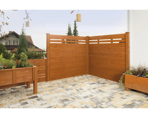 Holzzaun mit Pflanzkästen auf einer Terrasse