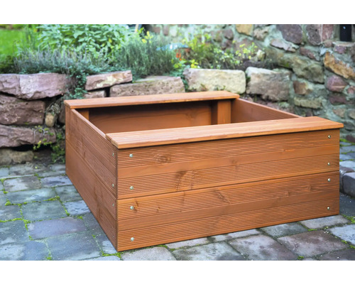 Hochbeet aus Holz im Garten