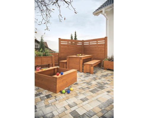 Gartenbereich mit Holzzaun, Sandkasten, Pflanzkästen und Sitzgruppe