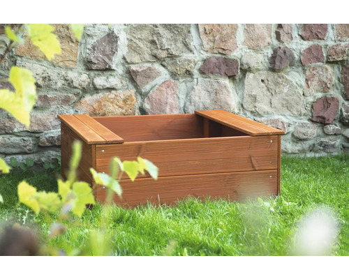 Hochbeet aus Holz im Garten