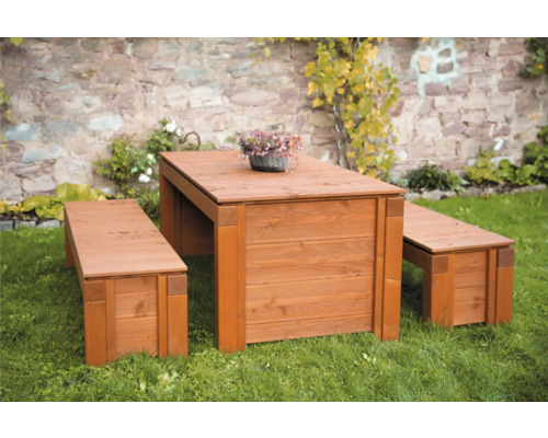 Gartentisch mit zwei Bänken aus Holz auf Rasen