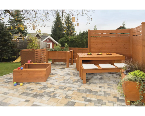 Gartenmöbel aus Holz mit Tisch, Bänken, Sandkasten, Pflanzkästen und Sichtschutzwand auf einer Terrasse