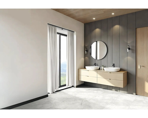 Badezimmer mit Waschtisch, Spiegel und Fenster mit Vorhang