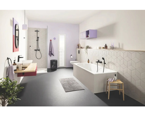 Modernes Badezimmer mit Badewanne, Dusche, Waschbecken und violetten Akzenten