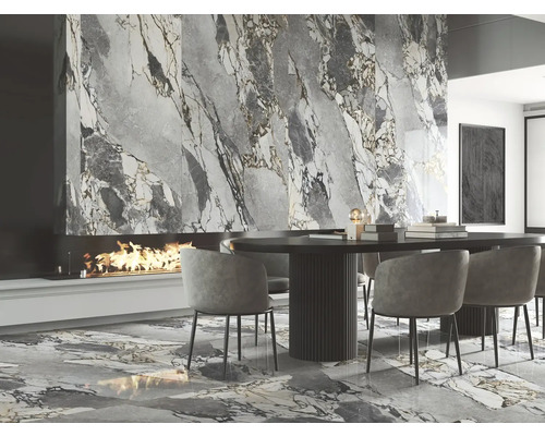 Esszimmer mit Marmorfliesen an Wand und Boden, Kamin und Esstisch mit Stühlen