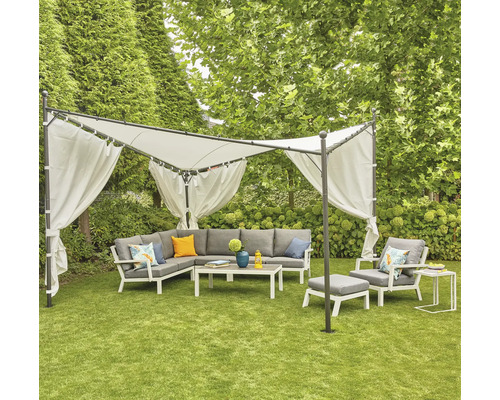 Gartensitzgruppe unter einem Pavillon mit Vorhängen auf einer Rasenfläche.