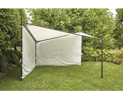 Gartenszene mit Pavillon inklusive Stoffseitenteilen auf Rasen