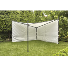 Gartenzelt mit Stoffwänden auf Rasenfläche