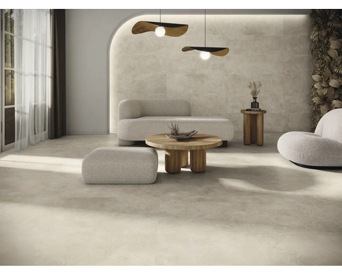 Heller Wohnraum mit Bodenfliesen, Sofa, Sessel und Holztisch