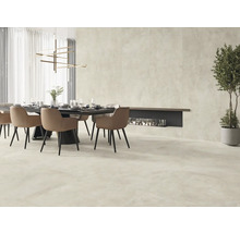 Esszimmer mit Esstisch, Stühlen, Beleuchtung und Kamin