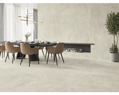 Esszimmer mit Esstisch, Stühlen, Beleuchtung und Kamin