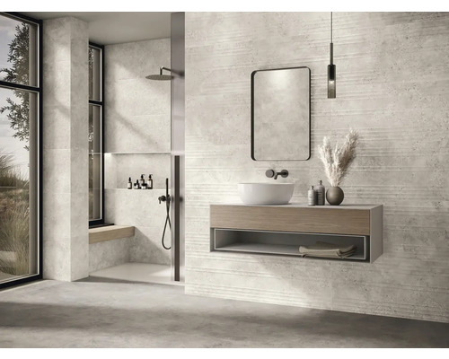 Modernes Badezimmer mit Dusche, Waschtisch, Spiegel und Fliesenwand