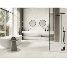 Helles Badezimmer mit Badewanne, Waschtisch, Spiegeln und Dusche