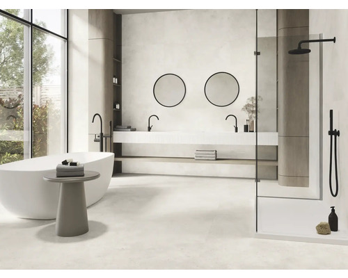 Helles Badezimmer mit Badewanne, Waschtisch, Spiegeln und Dusche