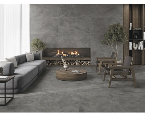 Helles Wohnzimmer mit grauen Fliesen, Sofa, Sessel und Kamin