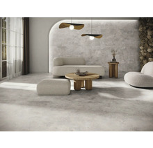 Heller Raum mit Betonboden, Sofa, Sessel und Holztisch