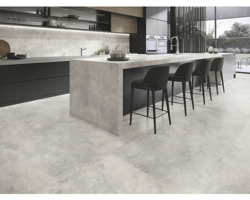 Moderne Küche mit Bodenfliesen in Betonoptik, Kücheninsel und Barhockern
