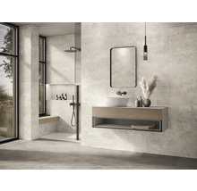 Modernes Badezimmer mit Waschbecken, Spiegel, Dusche und Fliesen in Steinoptik für ein stilvolles Ambiente.