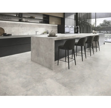 Moderne Küche mit Bodenfliesen in Betonoptik, Kücheninsel und Barhockern.