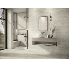 Modernes Badezimmer mit Dusche, Waschtisch, Spiegel und Wandfliesen mit horizontalen Linien.