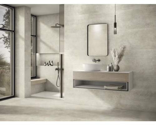 Modernes Badezimmer mit Dusche, Waschtisch, Spiegel und Wandfliesen mit horizontalen Linien.