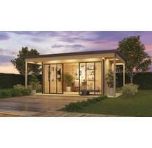 Modernes Gartenhaus mit Schiebetüren und Büroausstattung auf einer Holzterrasse in einem gepflegten Garten.