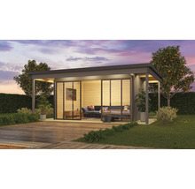 Modernes Gartenhaus mit Schiebetüren und Holzterrasse in gepflegtem Garten.