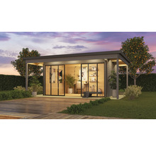 Modernes Gartenhaus mit Schiebetüren und Terrasse in einer Gartenumgebung.