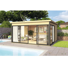 Holzgartenhaus mit Schiebetüren aus Glas neben einem Pool