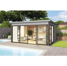 Moderne Gartenlaube mit Glasschiebetüren neben einem Pool