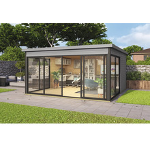 Modernes Gartenhaus mit Glasfront und Büroausstattung im Innenraum