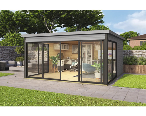 Modernes Gartenhaus mit Glasfront und Büroausstattung im Innenraum