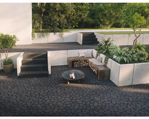 Außenbereich mit Pflastersteinen, Sitzecke, Feuerstelle und Bepflanzung