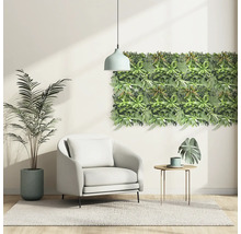 Wohnzimmer mit grüner Pflanzenwand, Sessel, Beistelltisch und Zimmerpflanze