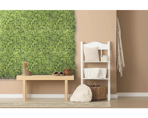 Dekoratives Interieur mit Mooswand, Bank und Regal