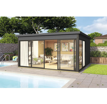 Modernes Gartenhaus mit Glasfront neben einem Pool mit Sitzmöbeln
