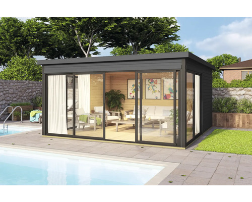 Modernes Gartenhaus mit Glasfront neben einem Pool mit Sitzmöbeln