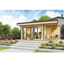 Gartenhaus mit Terrasse und geöffneten Türen in einem gestalteten Garten.