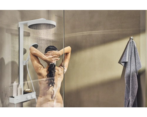 Dusche mit Duschkopf und Handbrause, Frau unter der Dusche