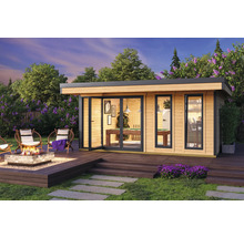 Szene mit einem Gartenhaus mit offenem Eingang, einer Holzterrasse, einem Feuerkorb und Gartenmöbeln