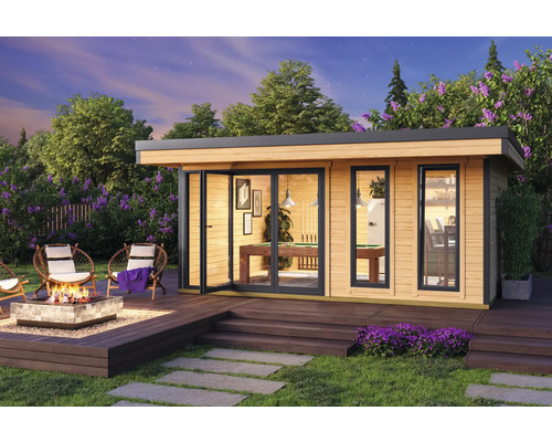 Szene mit einem Gartenhaus mit offenem Eingang, einer Holzterrasse, einem Feuerkorb und Gartenmöbeln