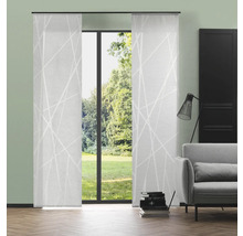 Zimmeransicht mit Schiebegardinen mit geometrischem Muster.