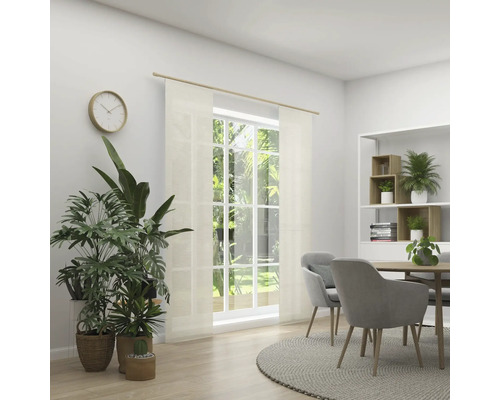 Helles Interieur mit Esstisch, Stühlen, Regal und Zimmerpflanzen für eine freundliche Atmosphäre.