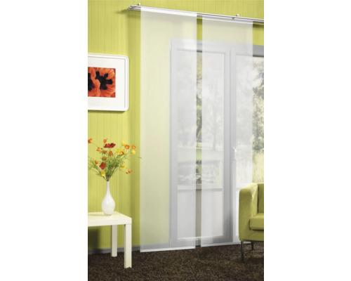 Dekoratives Wohnambiente mit Schiebegardinen, Tisch und Sofa