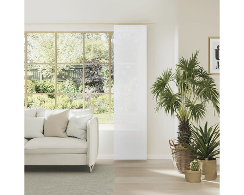 Heller Wohnraum mit Sofa, Zimmerpflanzen und Schiebegardine vor dem Fenster