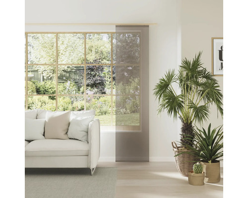 Heller Wohnraum mit Fenster, Sofa und Schiebegardine zur Dekoration und als Sichtschutz.